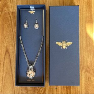 Women necklace and earrings set